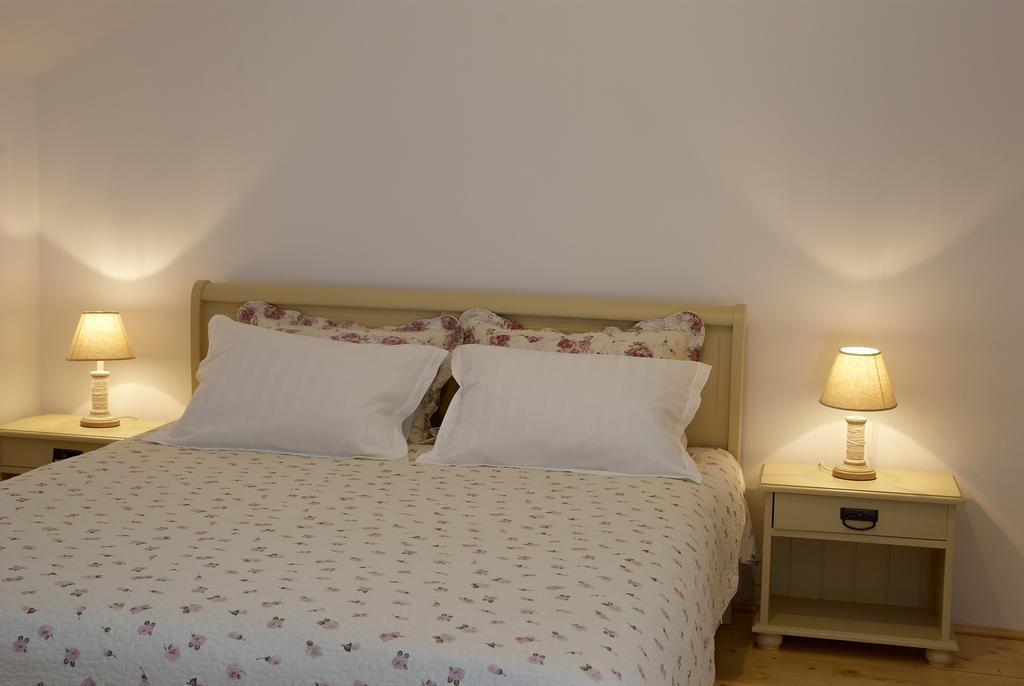 Casuta Cu Prieteni Cornu de Jos Habitación foto