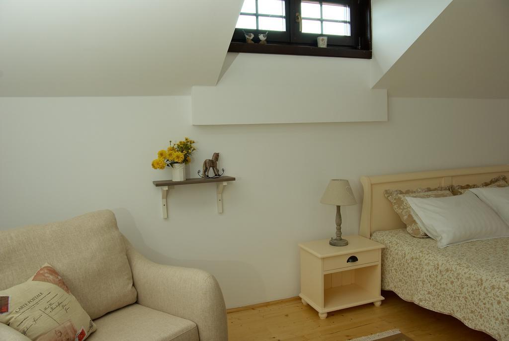 Casuta Cu Prieteni Cornu de Jos Habitación foto