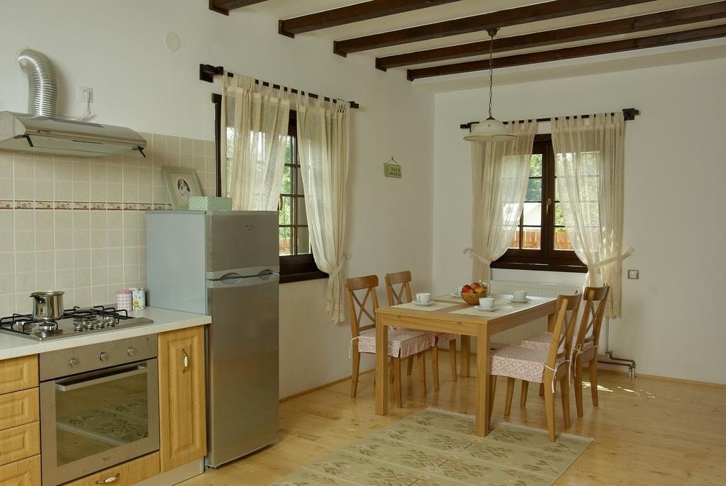 Casuta Cu Prieteni Cornu de Jos Habitación foto