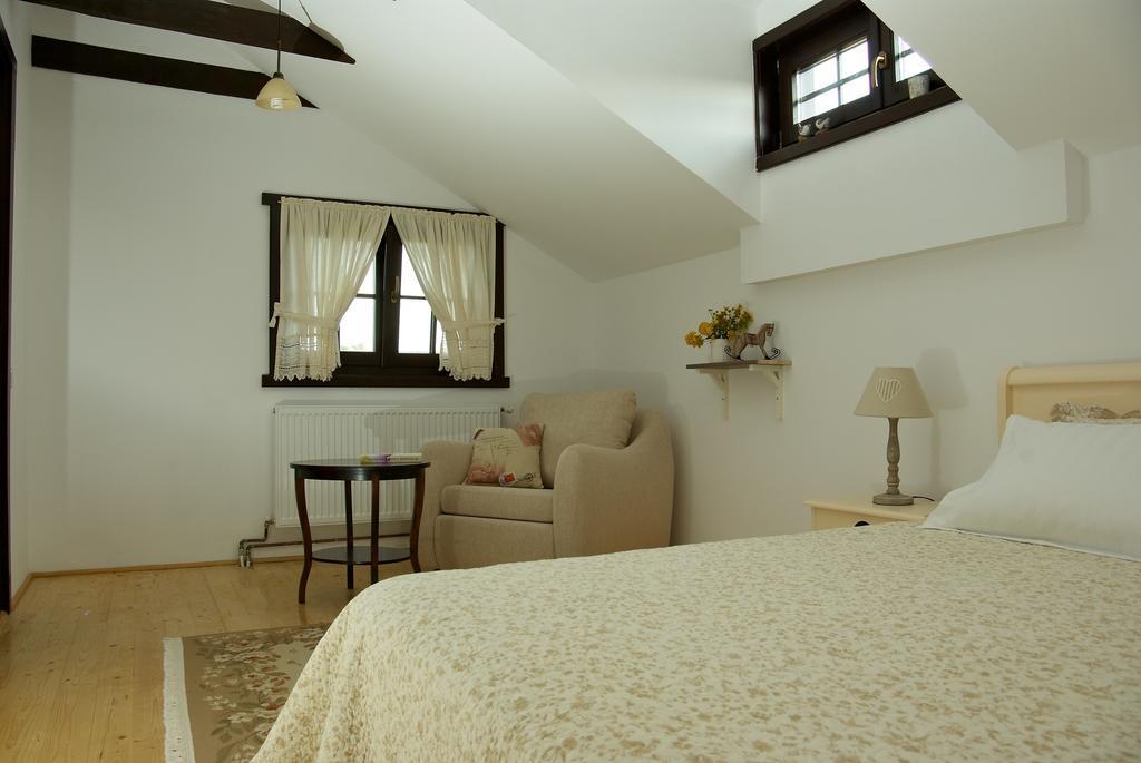 Casuta Cu Prieteni Cornu de Jos Habitación foto